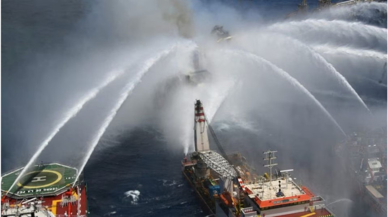 На нефтяной платформе в Мексиканском заливе произошел крупный пожар. ВИДЕО