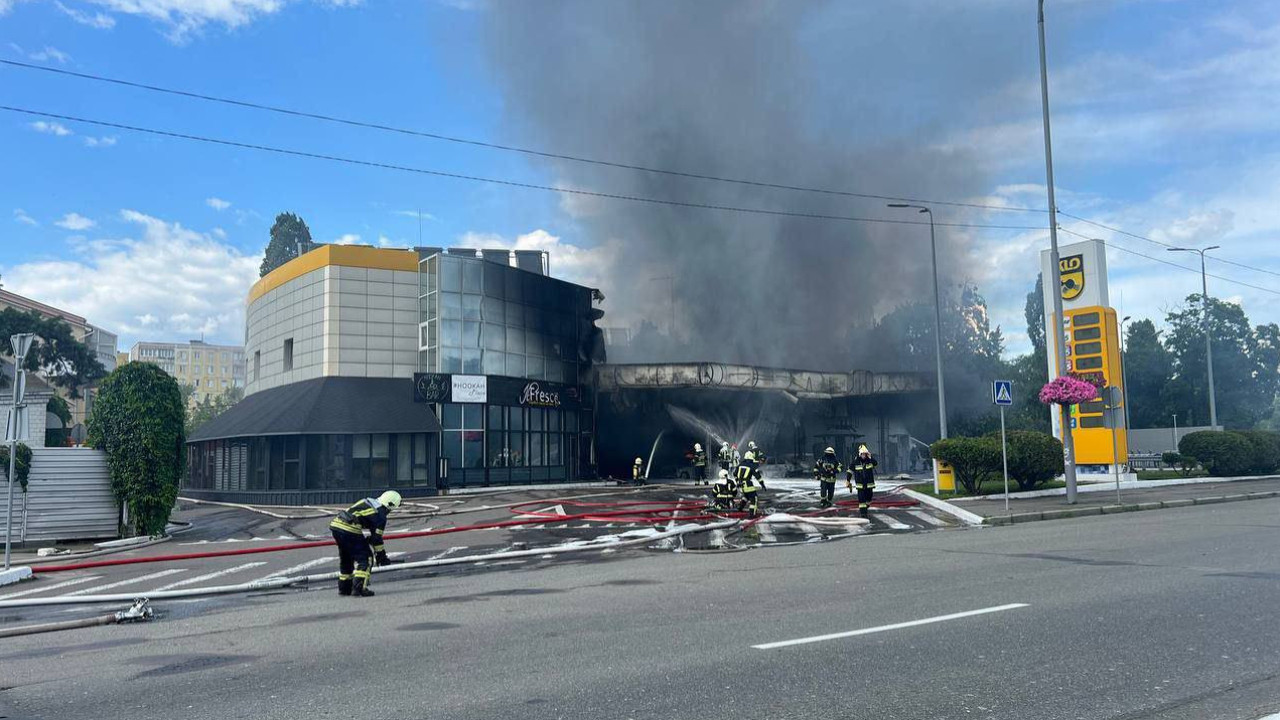 Автозаправка взорвалась в Киеве из-за влетевшей в бензоколонку машины. ВИДЕО