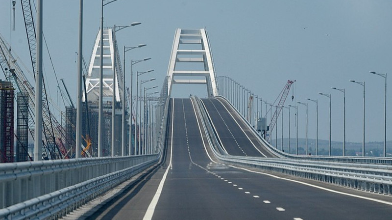 На Крымском мосту остановили движение из-за угрозы военных действий