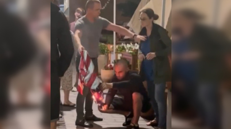 "Езжай в свою Европу" – мужчины отобрали у девушек и сожгли флаг США в Нижнем Новгороде