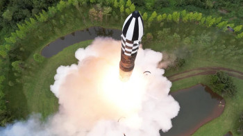 Северная Корея испытала новую межконтинентальную ракету на твердом топливе