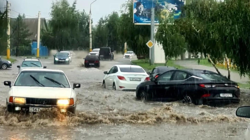 Сильный ливень с градом затопил улицы Костаная