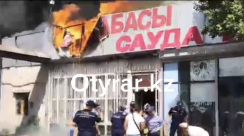 Крупный пожар разгорелся на площади Ордабасы в Шымкенте