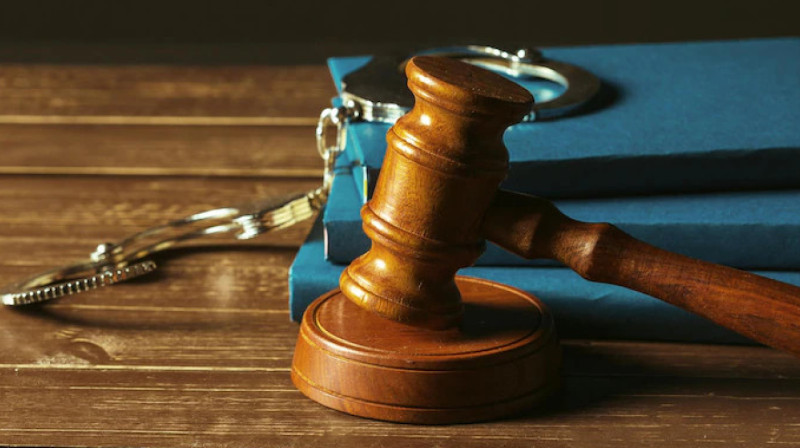 Полицейских обвинили в пытках над подсудимым в Атырау