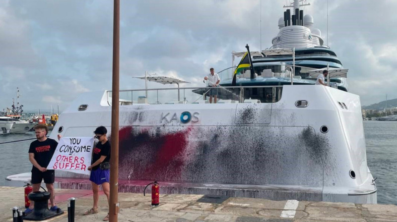 Сверхбогатые живут за счет чужих страданий: Экоактивисты облили краской яхту наследницы за $300 млн