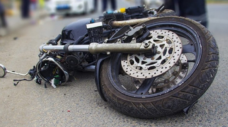 В Костанае мотоциклист врезался в опору освещения и разбился насмерть