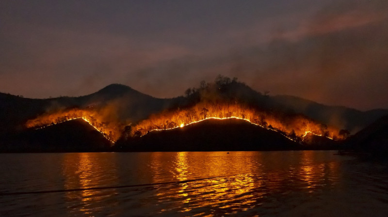 В горах Катон-Карагая начался пожар. Вертолетом МИ-8 проводится заброс десанта