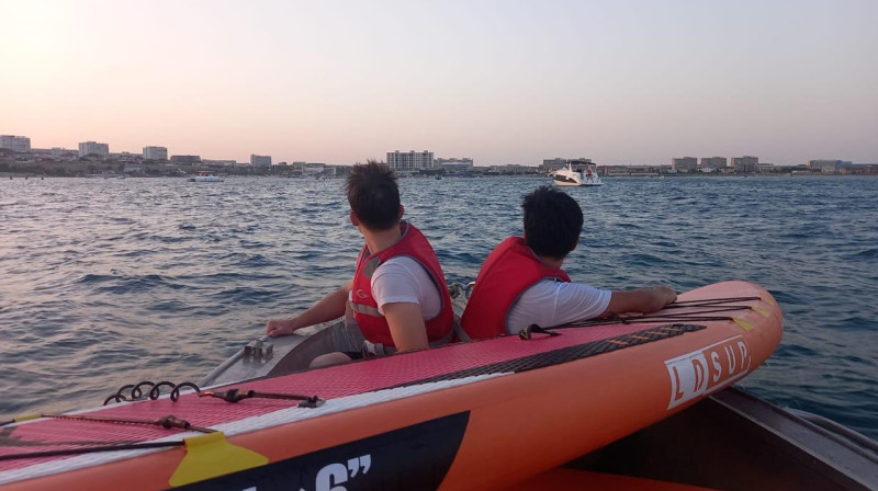 Подростков-серферов унесло от берега в Каспийском море