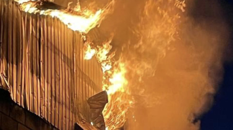Более 100 человек тушили пожар в производственном цехе в Актобе