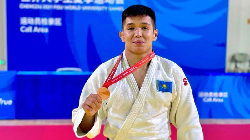 Казахстанский дзюдоист завоевал первую для страны медаль на универсиаде в Китае