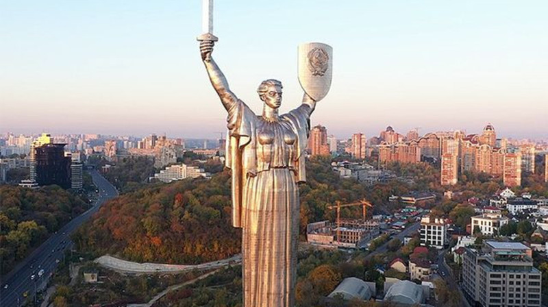 Монумент "Родина-Мать" в Украине планируют переименовать и демонтировать с него герб СССР