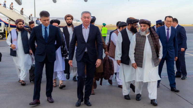 Делегация правительства талибов в 200 человек прибыла в Казахстан