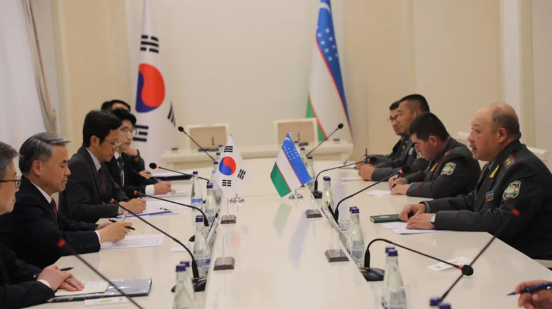 Министр обороны Южной Кореи прибыл в Узбекистан