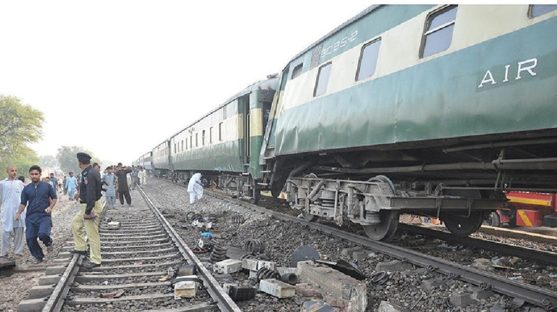Более 20 человек погибли в результате крушения поезда в Пакистане