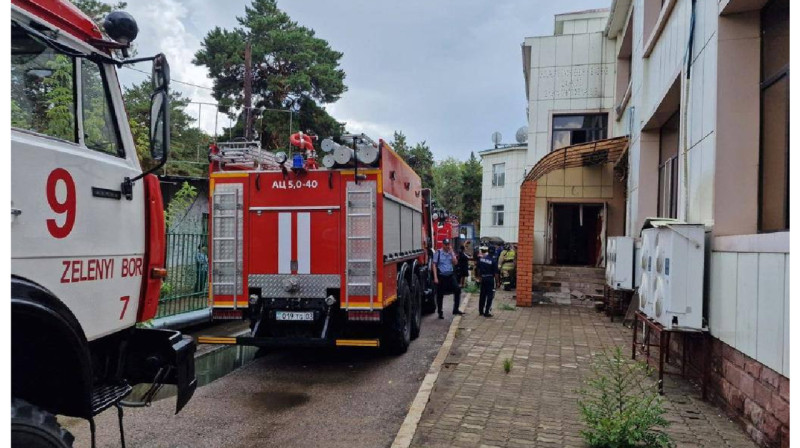 Из горящей гостиницы в Бурабае эвакуировали более 100 человек