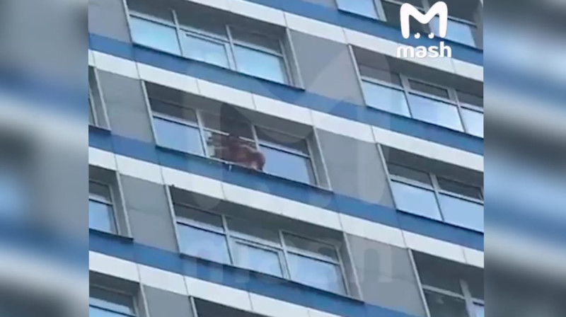 Голый и с ножом в руках – спасаясь от полиции мужчина спрыгнул из окна высотки в Москве. ВИДЕО (18+)