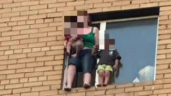 Астанчанка с двумя детьми пыталась спрыгнуть из окна высотки