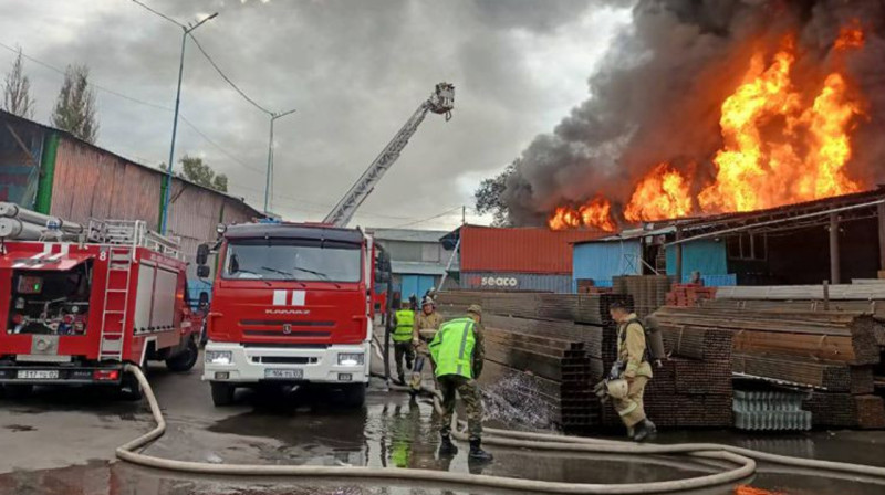 В Алматы тушат крупный пожар