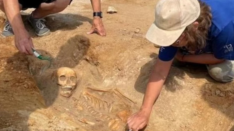 Археологи обнаружили скелет "ребенка-вампира" с замком на лодыжках в Польше