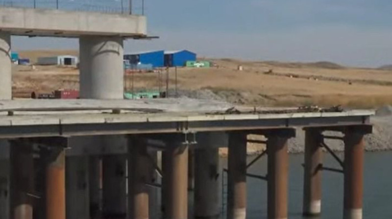 Самый длинный мост в Казахстане могут недостроить
