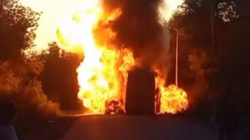 Внедорожник протаранил автобус: водитель авто заживо сгорел в ДТП в области Абай