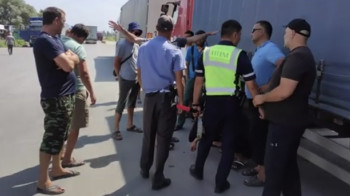 Пробка на границе с Кыргызстаном: грузовики не пропускает казахстанская сторона