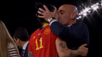 Поцелуй со спортсменкой: мама главы испанского футбола объявила голодовку