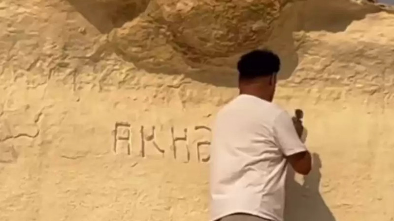 Ыбықты сай тауын қашап жазған мәдениет үйінің директоры қызметінен кетті