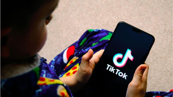 "Негативно влияет на детей": в Кыргызстане запрещают "TikTok"