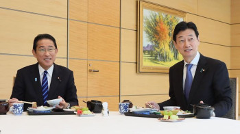 Премьер Японии показательно съел рыбу после сброса воды с АЭС "Фукусима-1"
