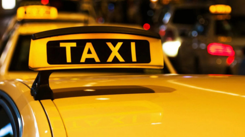 Водителя такси, мастурбировавшего за рулем, арестовали на 15 суток