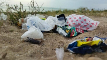 В Актау отдыхающие превратили пляж в свалку