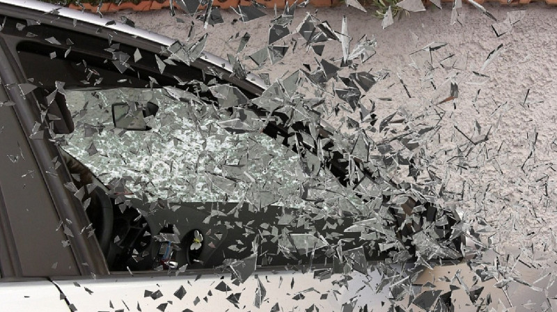 Мас әйел-жүргізуші тұрақтағы көліктерді соқты