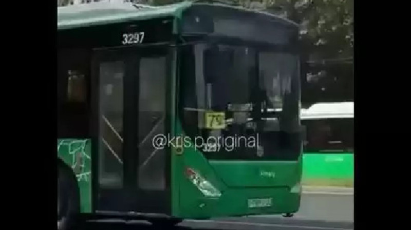 Алматыда жүргізушісі жоқ автобус апатқа ұшырады