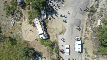 Грузовик въехал в толпу молящихся на кладбище в Турции, погибли 4 человека