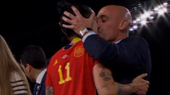 Поцелуй со спортсменкой: глава испанского футбола подал в отставку