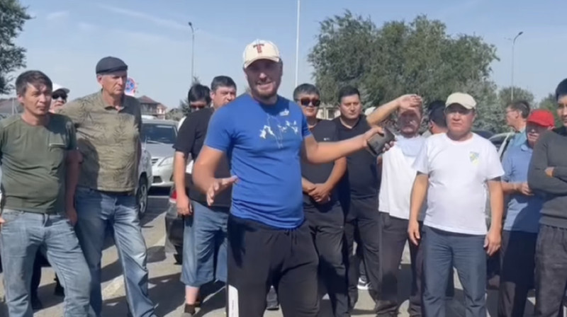 Водители «Яндекс Такси» вышли на акцию протеста в Талдыкоргане