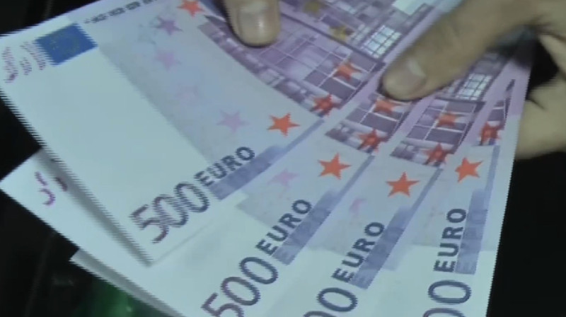 В Шымкенте сотрудники банка выдавали клиентам поддельные евро