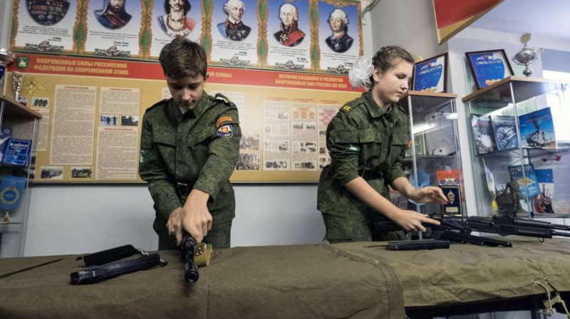 Российские школы закупили автоматы Калашникова, гранаты и другой военный инвентарь на 240 млн рублей