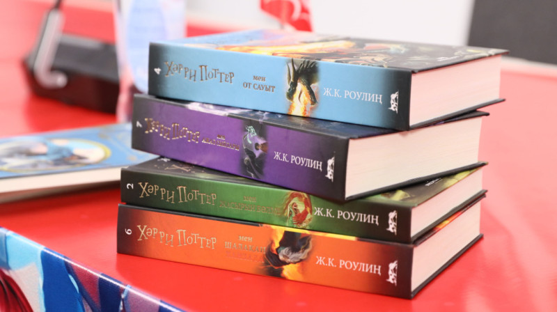 Серию книг "Гарри Поттер" на казахском языке представили на Comic Con в Астане