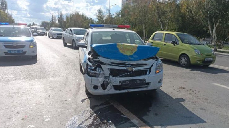Патрульная машина протаранила три автомобиля в Костанае
