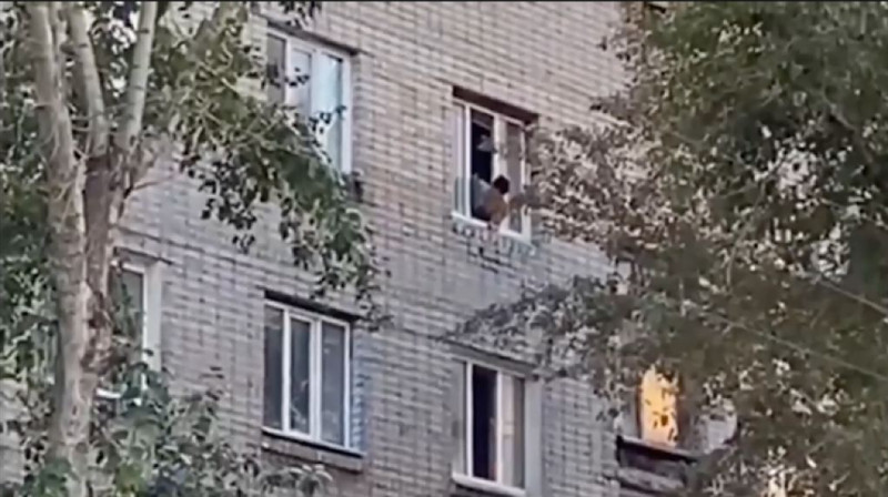 Пьяный мужчина угрожал сбросить ребенка из окна в Петропавловске