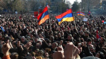 В Ереване протестующие заблокировали посольство России