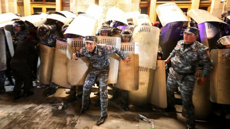 Еревандағы шерушілер мен полиция арасында қақтығыс болды