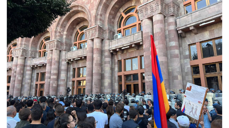 Еревандағы наразылық білдірушілер "Сатқын" деп ұрандатып жатыр