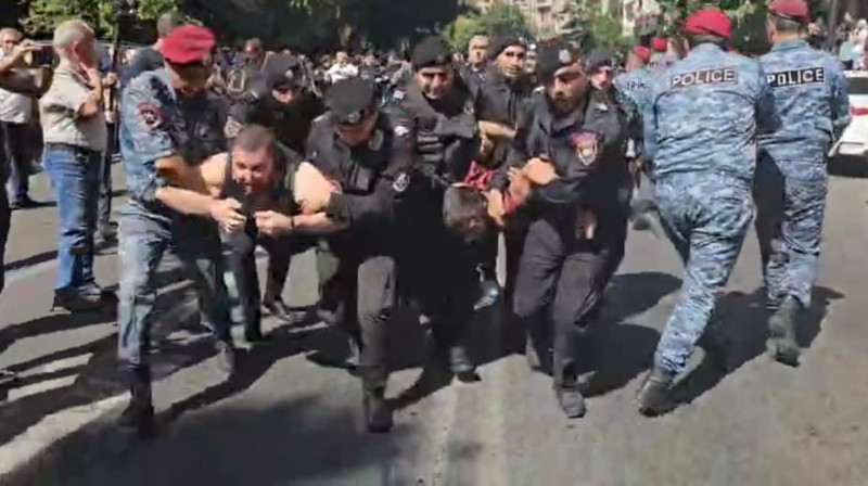 Силовики едва контролируют ситуацию – в Ереване продолжаются акции протеста