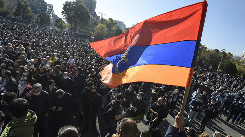 Жители Армении собираются в центре Еревана на бессрочный протест