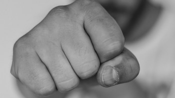 Дәрігерлерді ұрмақ болған ер адам белгісіз сұйықтық ішкен — Шымкент