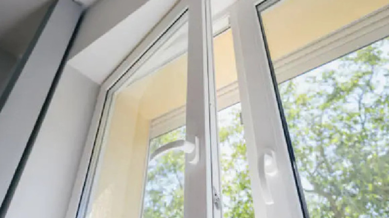 Алматыда зейнеткер пансионаттың терезесінен құлап кеткен