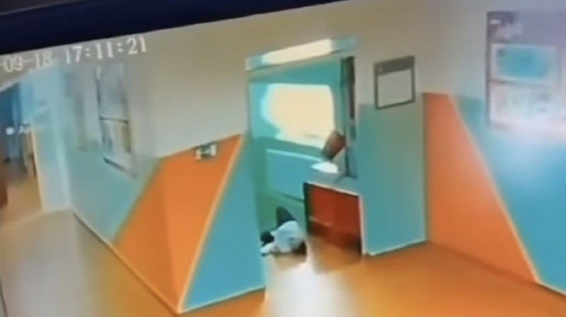 Подробности падения школьника с лестницы в Астане